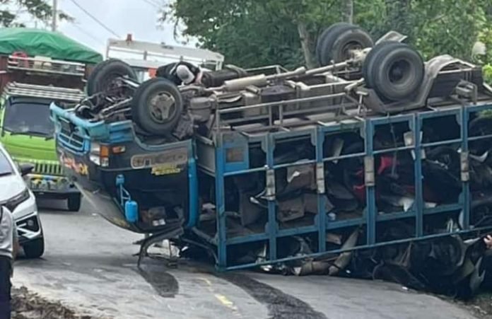 Truk Pengangkut Motor Baru Alami Kecelakaan Di Poros Bontang Bakal